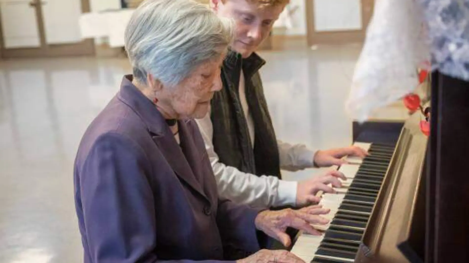 personas tocando el piano